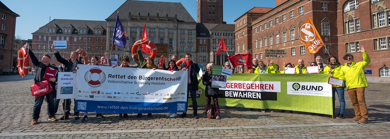 Aktion der Volksinitiative „Rettet den Bürgerentscheid”