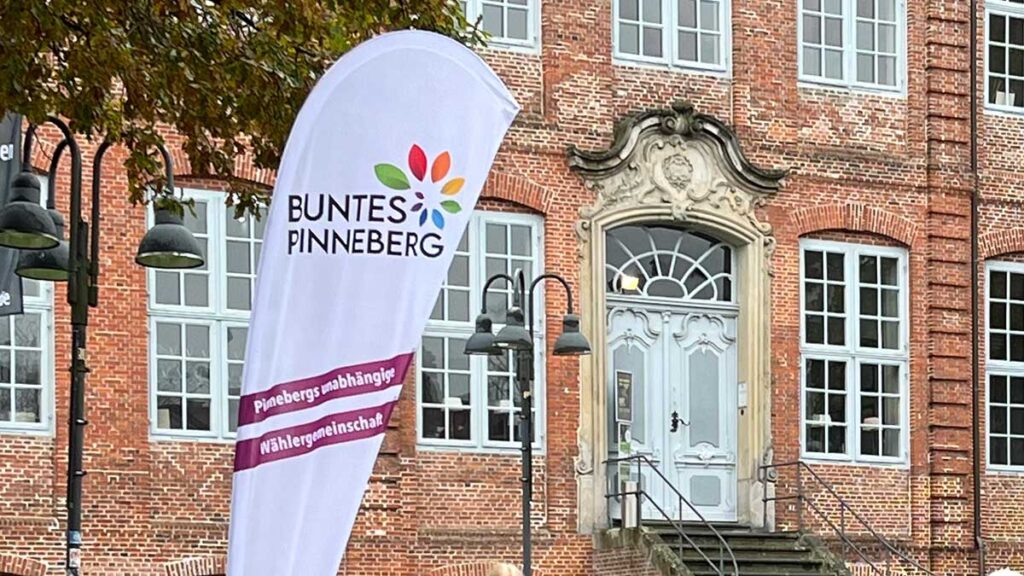Die Beschlag der Wählergemeinschaft Pinneberg steht vor der Drostei Pinneberg.